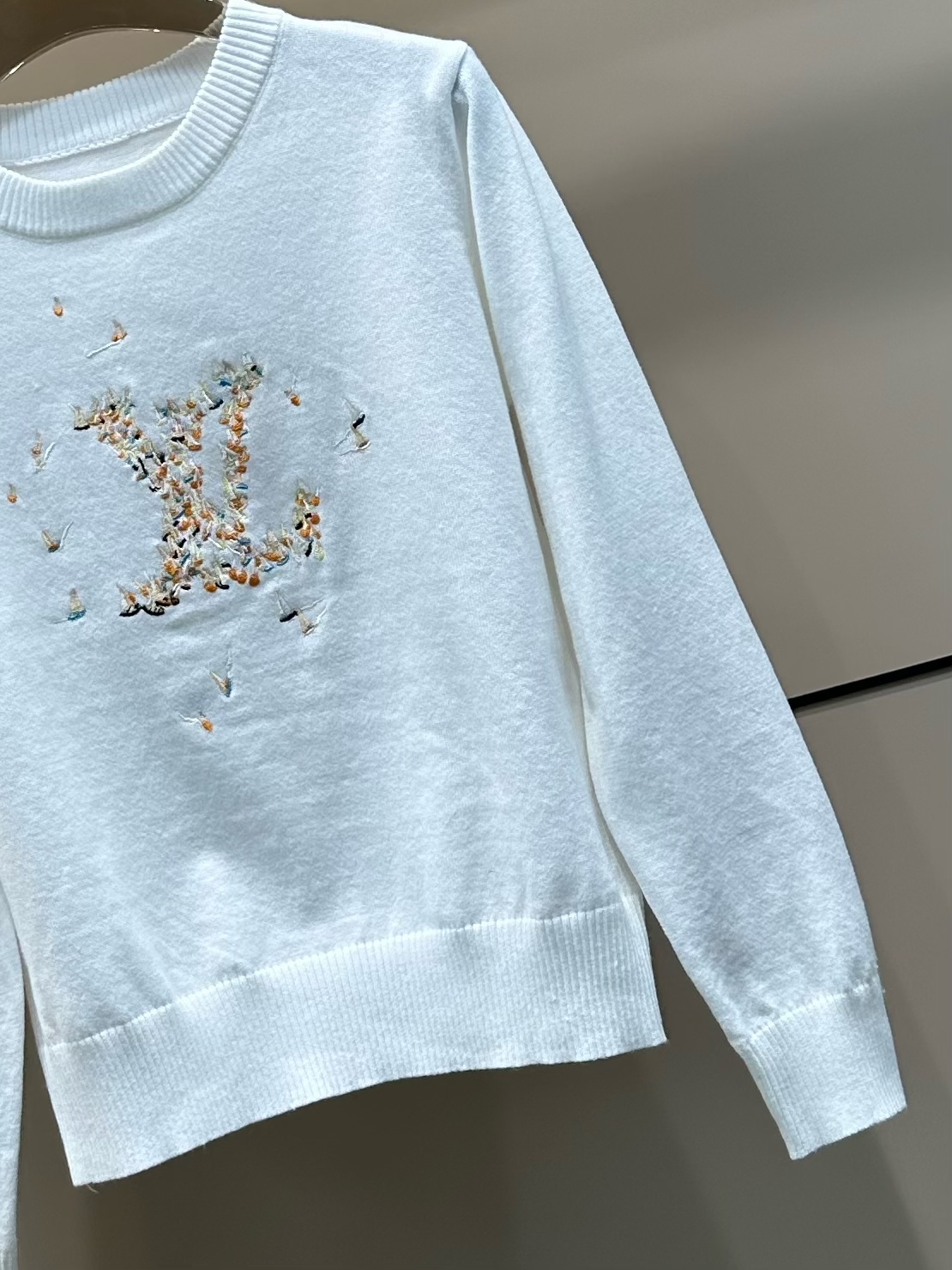 LV一比一女士花卉刺繡Logo長袖針織毛衣溫柔百搭款|超A仿原單精品圖片 11 LV一比一女士花卉刺繡Logo長袖針織毛衣溫柔百搭款|歐美奢侈品精品推薦
