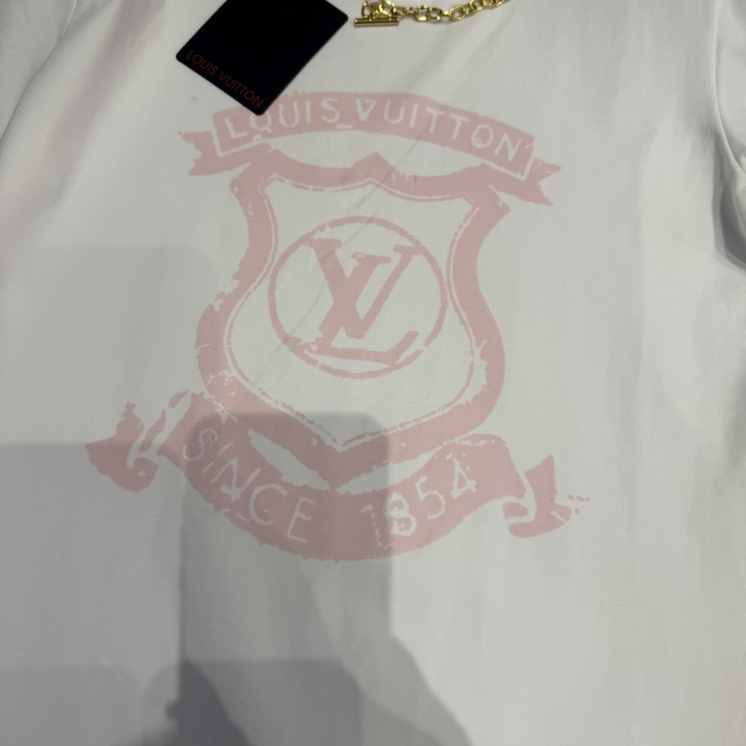 LV高仿女士盾牌Logo短袖T恤鏈條裝飾時尚款｜歐美奢侈品精品推薦