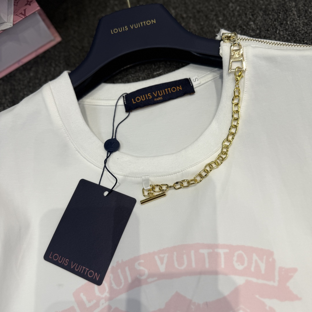 LV高仿女士盾牌Logo短袖T恤鏈條裝飾時尚款｜歐美奢侈品精品推薦