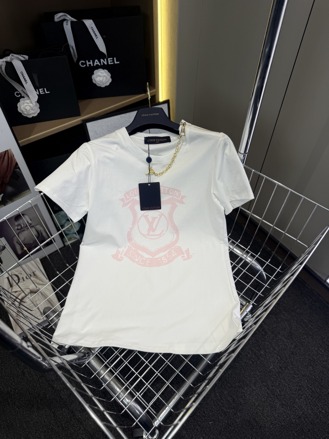 LV高仿女士盾牌Logo短袖T恤鏈條裝飾時尚款｜歐美奢侈品精品推薦