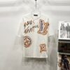 LV高仿男士塗鴉短袖T恤 白色潮流藝術風格 夏季百搭單品｜歐美奢侈品精品推薦