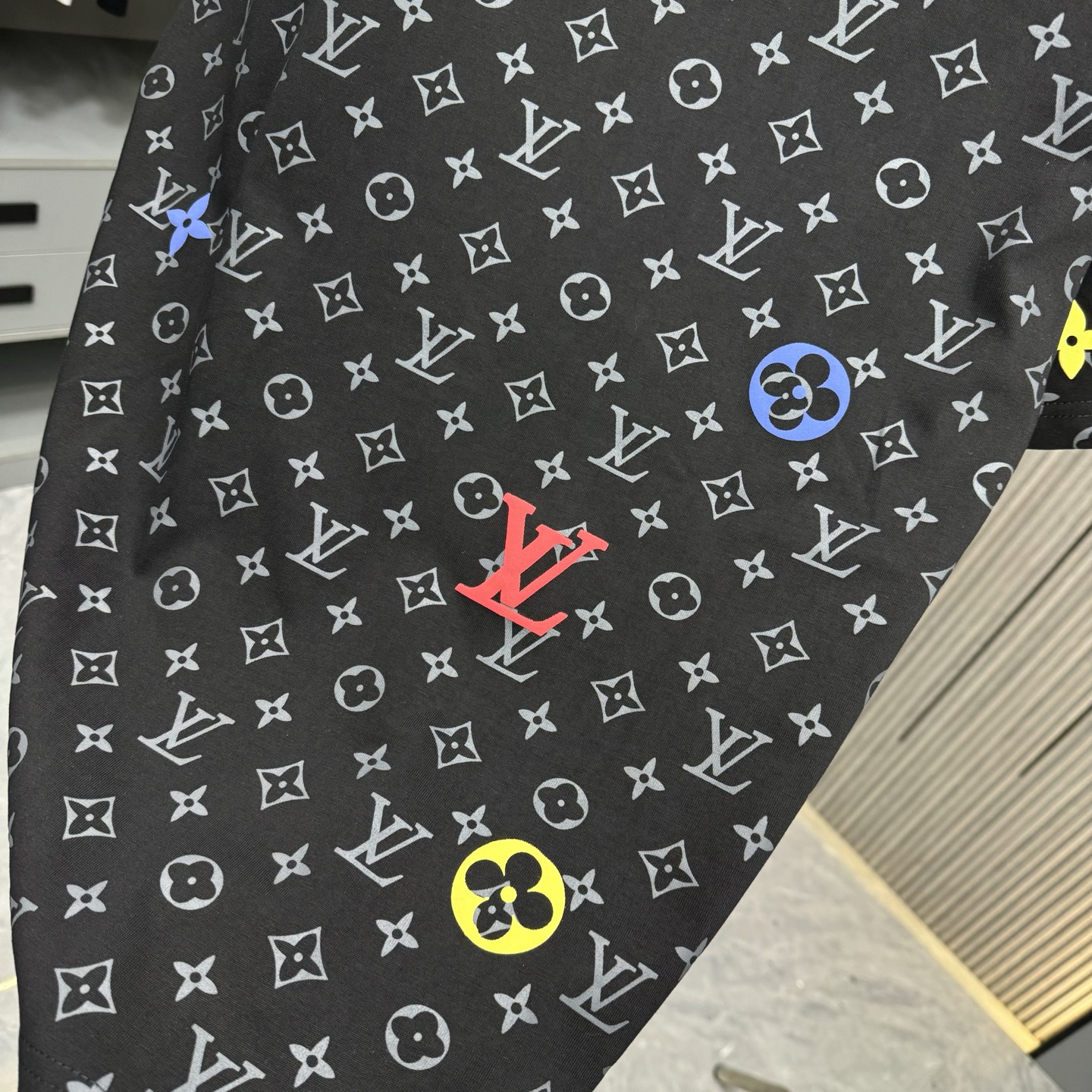 LV A貨男士印花短袖T恤 彩色Logo點綴 潮流百搭款式｜歐美奢侈品精品推薦