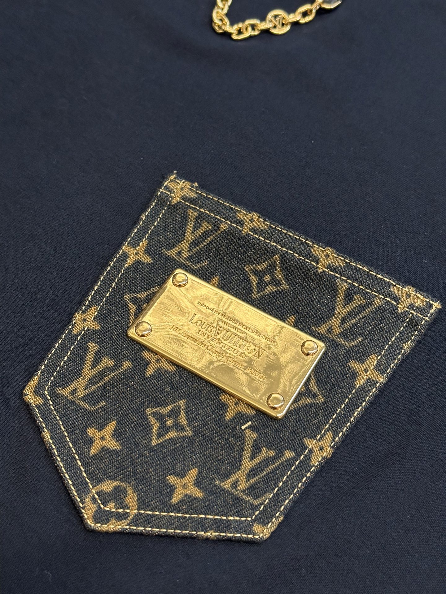 LV一比一黑色口袋短袖T恤 男士金屬鏈裝飾圓領上衣｜歐美奢侈品精品推薦