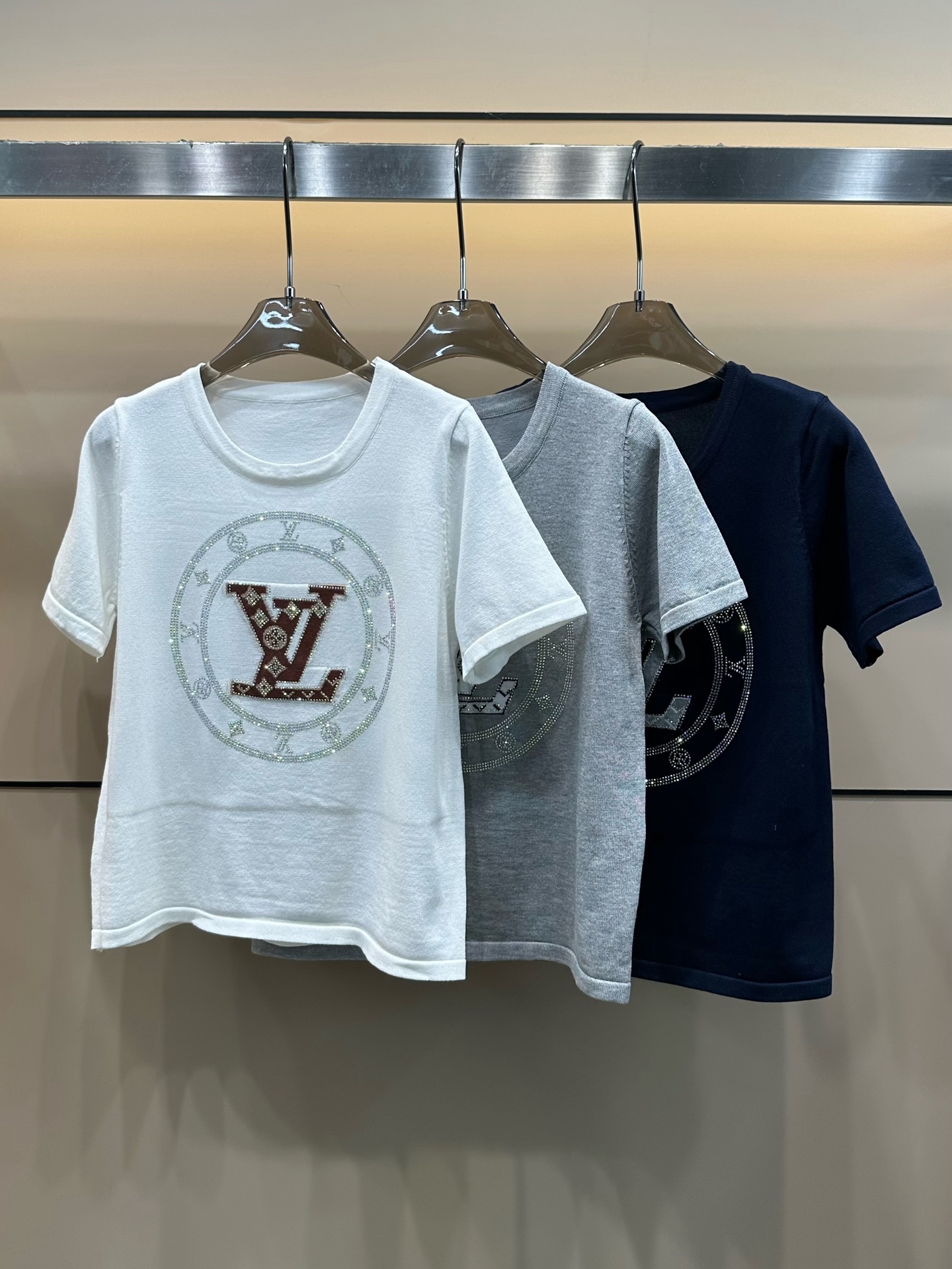LV一比一灰色亮鑽Logo短袖T恤百搭時尚款｜歐美奢侈品精品推薦