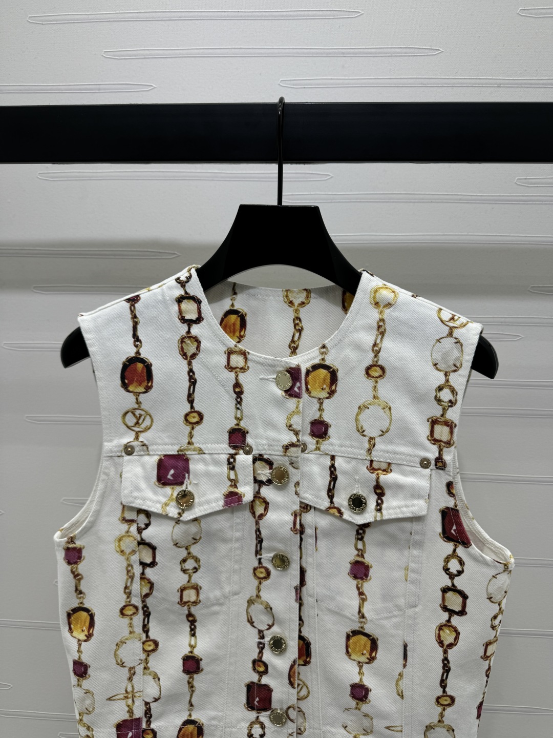 LV精品仿製女士馬甲背心白色寶石鏈條印花設計感單品｜歐美奢侈品精品推薦