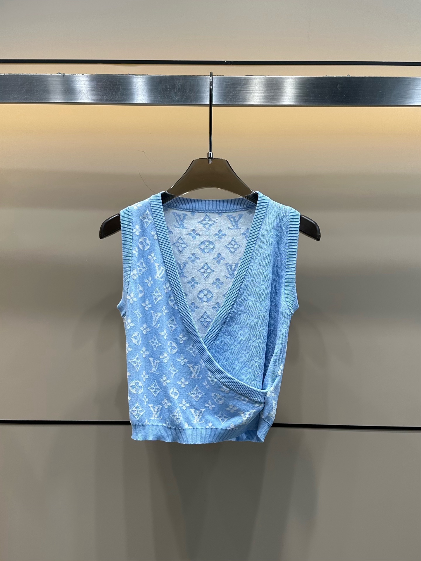 LV精品仿製女士粉白拼色V領針織背心甜美百搭款｜歐美奢侈品精品推薦