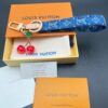 LV一比一櫻桃丹寧手腕吊飾百搭包款配件｜歐美奢侈品精品推薦