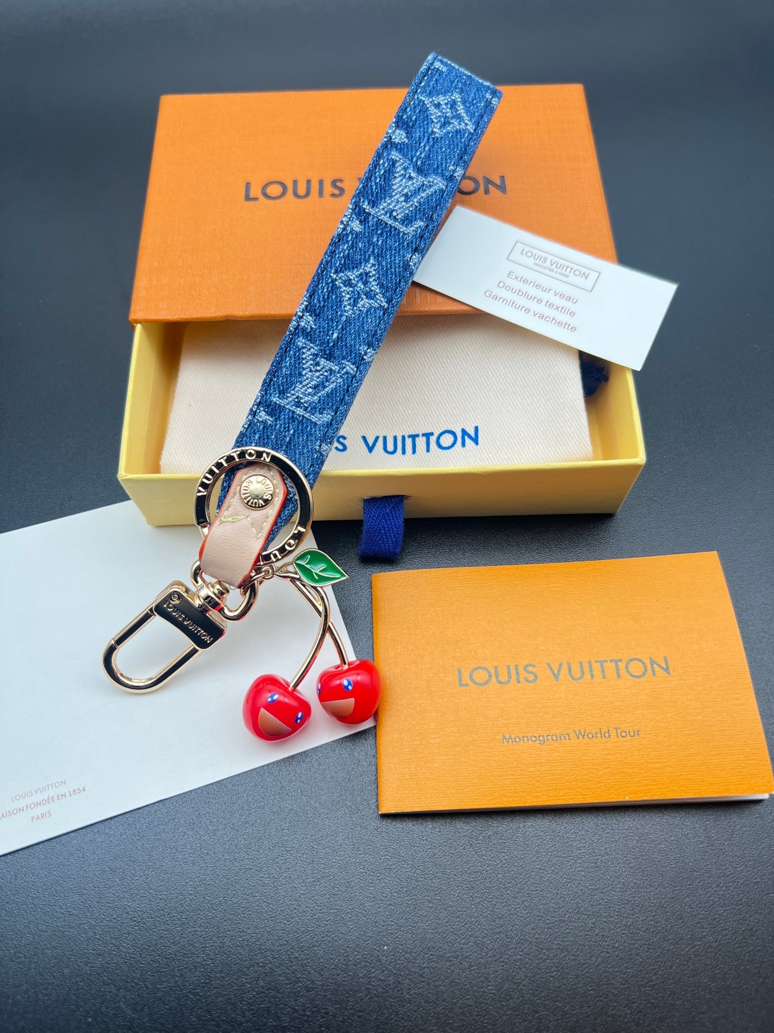 LV一比一櫻桃丹寧手腕吊飾百搭包款配件｜歐美奢侈品精品推薦