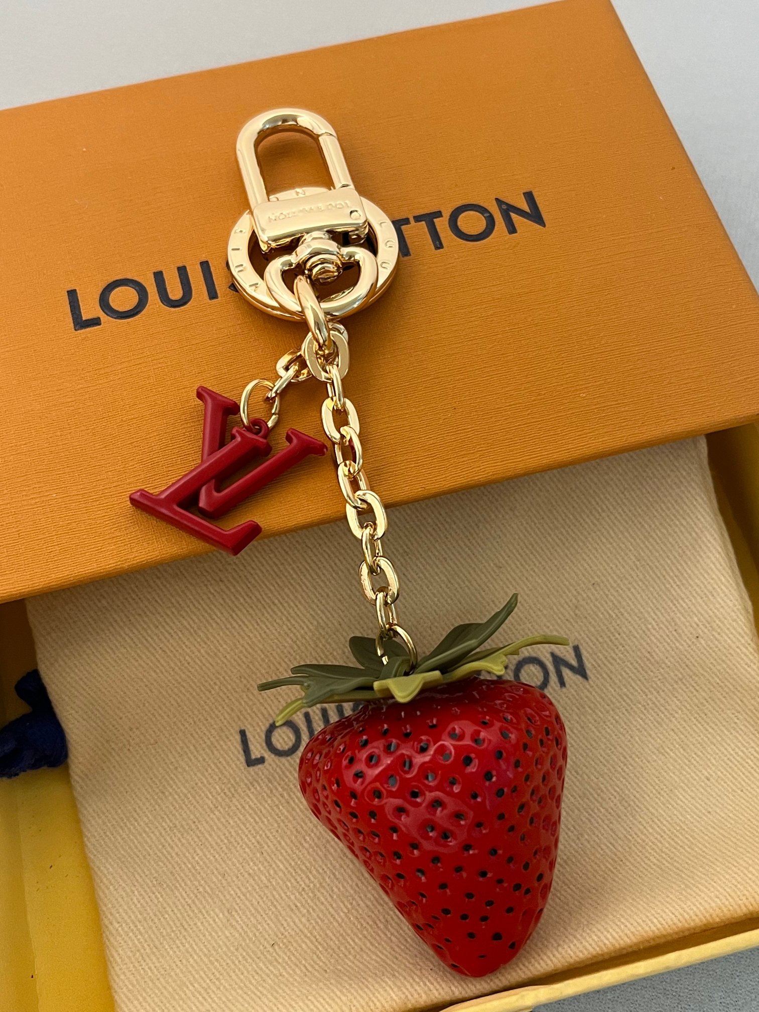 LV原單草莓造型吊飾趣味造型包款配件｜歐美奢侈品精品推薦