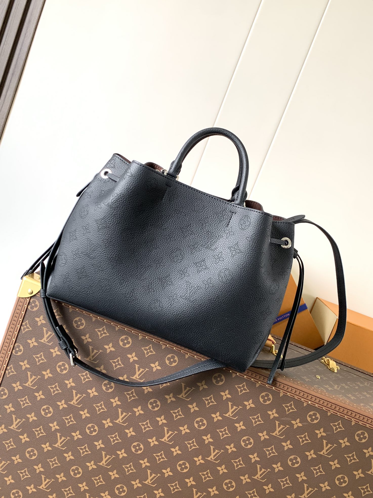 LV高仿黑色鍊條托特包 Monogram壓紋通勤風格設計｜歐美奢侈品精品推薦
