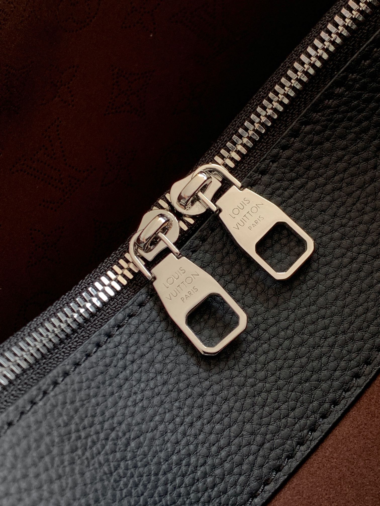 LV高仿黑色鍊條托特包 Monogram壓紋通勤風格設計｜歐美奢侈品精品推薦