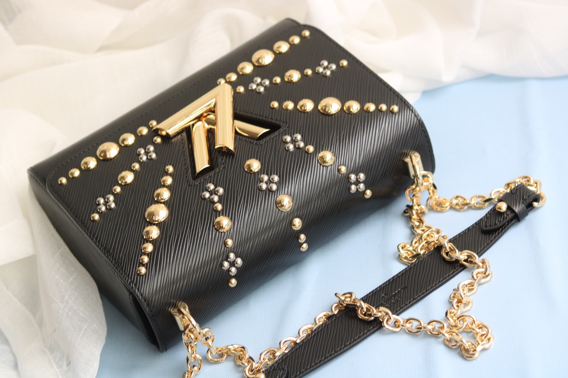 LV 一比一 女士金屬鉚釘鏈條包 典雅黑色設計|超A仿原單精品圖片 13 LV 一比一 女士金屬鉚釘鏈條包 典雅黑色設計|歐美奢侈品精品推薦