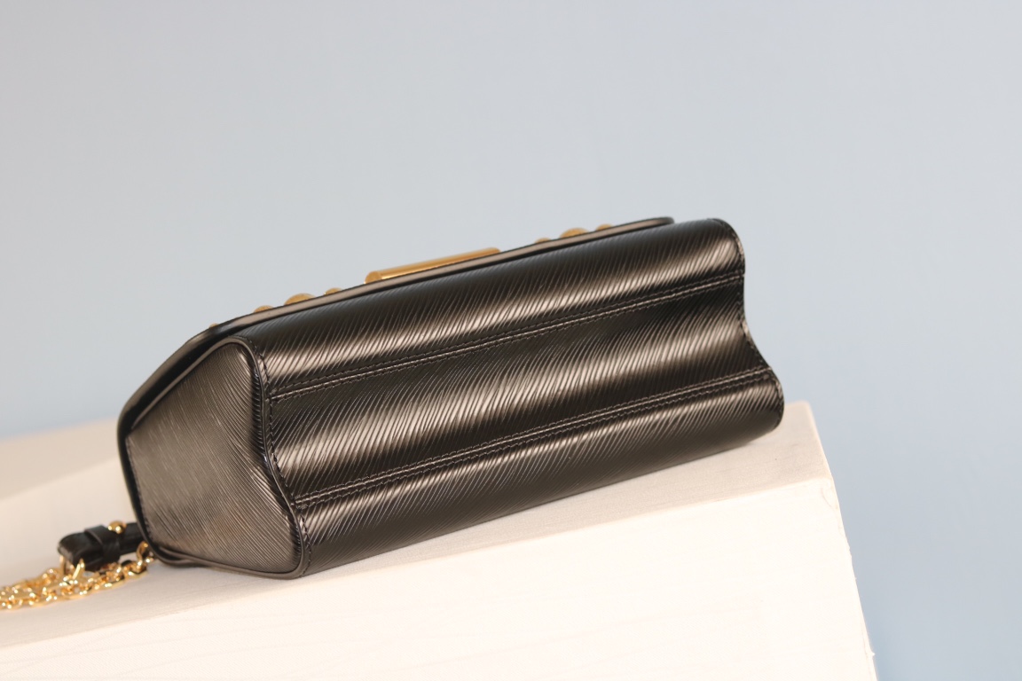 LV 一比一 女士金屬鉚釘鏈條包 典雅黑色設計|超A仿原單精品圖片 11 LV 一比一 女士金屬鉚釘鏈條包 典雅黑色設計|歐美奢侈品精品推薦