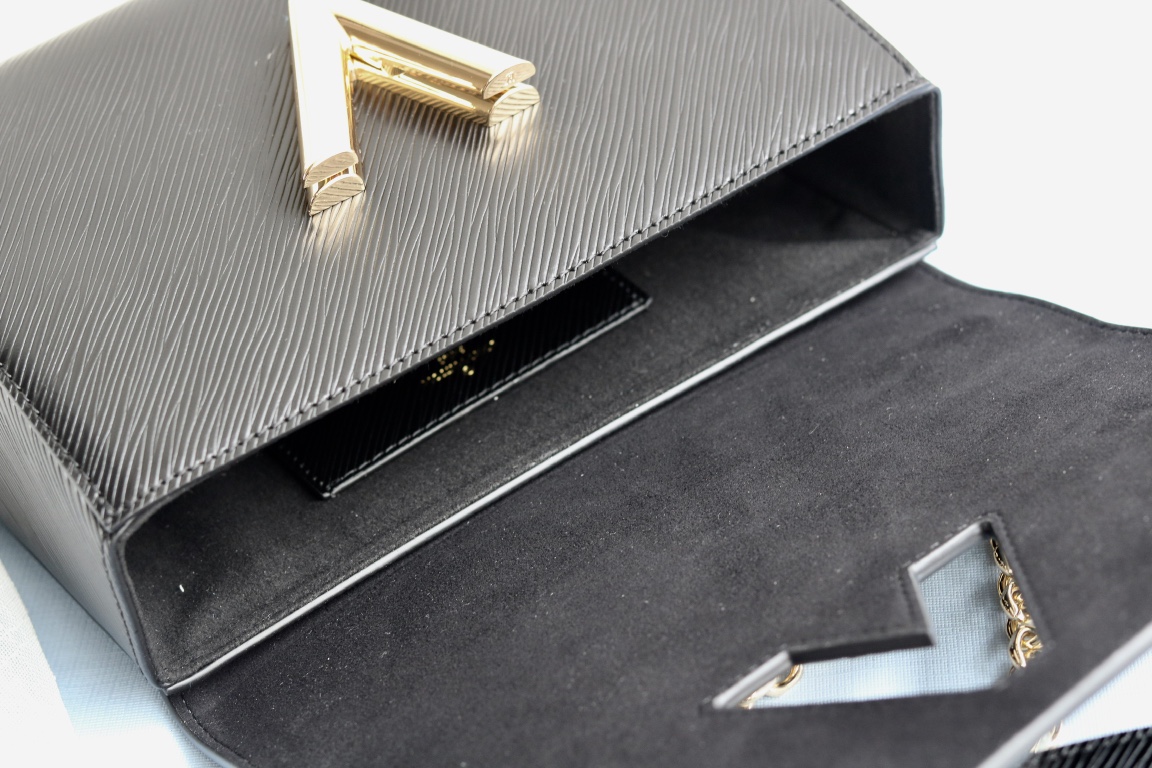 LV 一比一 女士金屬鉚釘鏈條包 典雅黑色設計|超A仿原單精品圖片 7 LV 一比一 女士金屬鉚釘鏈條包 典雅黑色設計|歐美奢侈品精品推薦