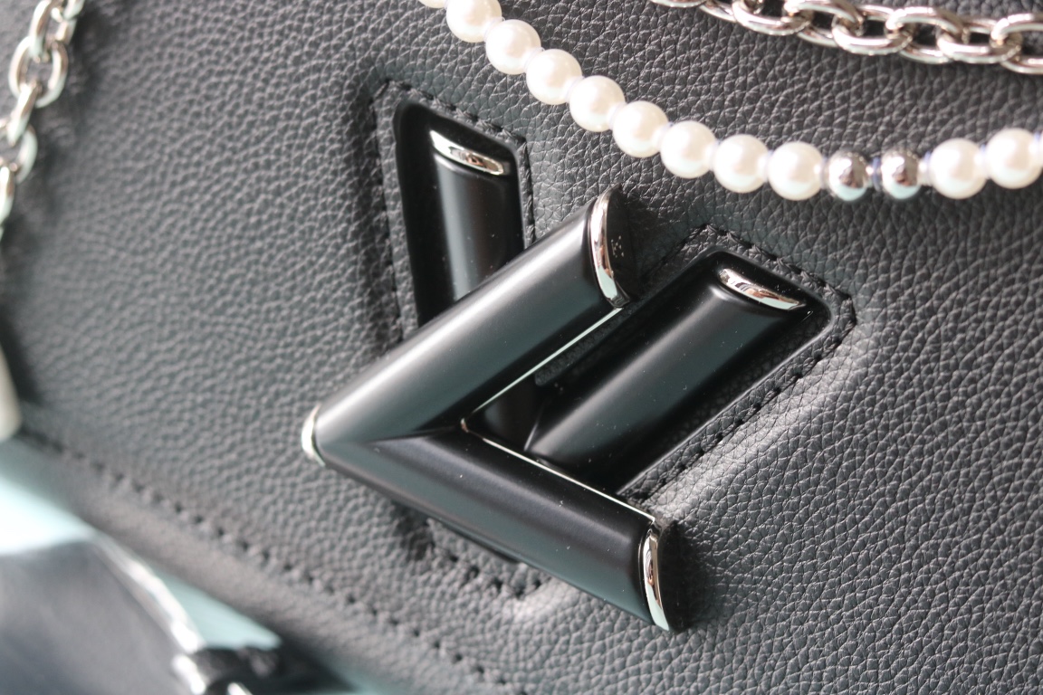 LV 精品仿製 黑色鏈條包 珍珠點綴設計|超A仿原單精品圖片 12 LV 精品仿製 黑色鏈條包 珍珠點綴設計|歐美奢侈品精品推薦