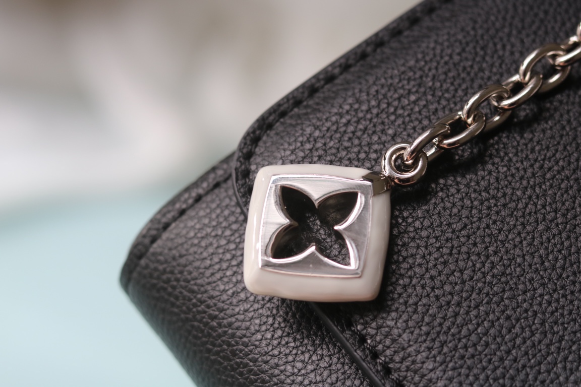 LV 精品仿製 黑色鏈條包 珍珠點綴設計|超A仿原單精品圖片 11 LV 精品仿製 黑色鏈條包 珍珠點綴設計|歐美奢侈品精品推薦