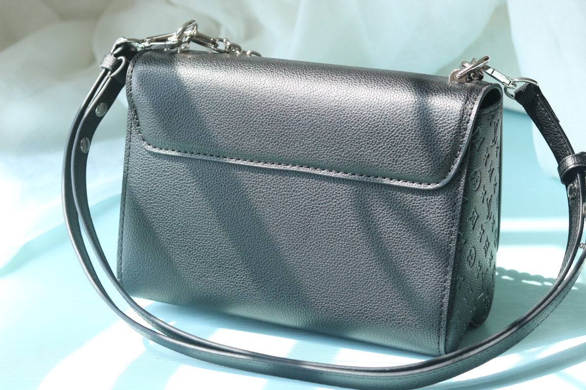 LV 精品仿製 黑色鏈條包 珍珠點綴設計|超A仿原單精品圖片 10 LV 精品仿製 黑色鏈條包 珍珠點綴設計|歐美奢侈品精品推薦