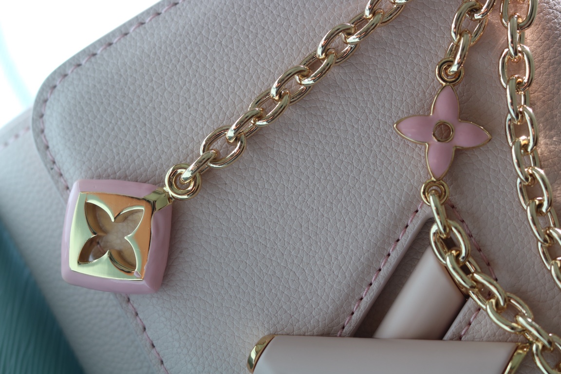LV 一比一 粉色鏈條包 金屬掛飾優雅款｜歐美奢侈品精品推薦