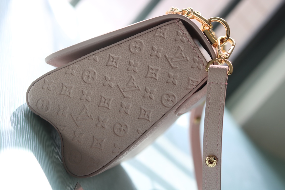 LV 一比一 粉色鏈條包 金屬掛飾優雅款｜歐美奢侈品精品推薦