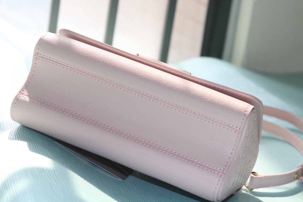 LV 一比一 粉色鏈條包 金屬掛飾優雅款｜歐美奢侈品精品推薦