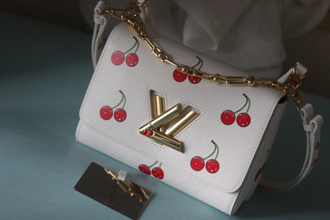 LV 精品仿製 櫻桃印花鏈條包 白色俏皮款|超A仿原單精品圖片 14 LV 精品仿製 櫻桃印花鏈條包 白色俏皮款|歐美奢侈品精品推薦