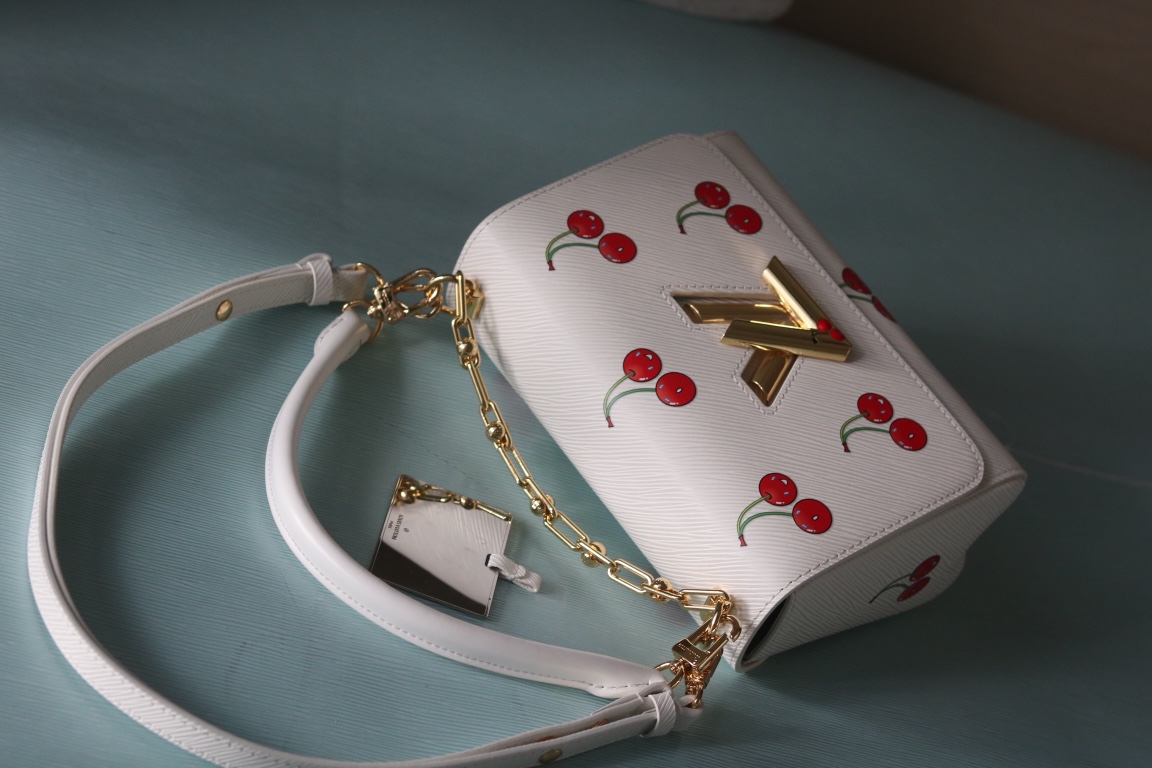 LV 精品仿製 櫻桃印花鏈條包 白色俏皮款|超A仿原單精品圖片 13 LV 精品仿製 櫻桃印花鏈條包 白色俏皮款|歐美奢侈品精品推薦