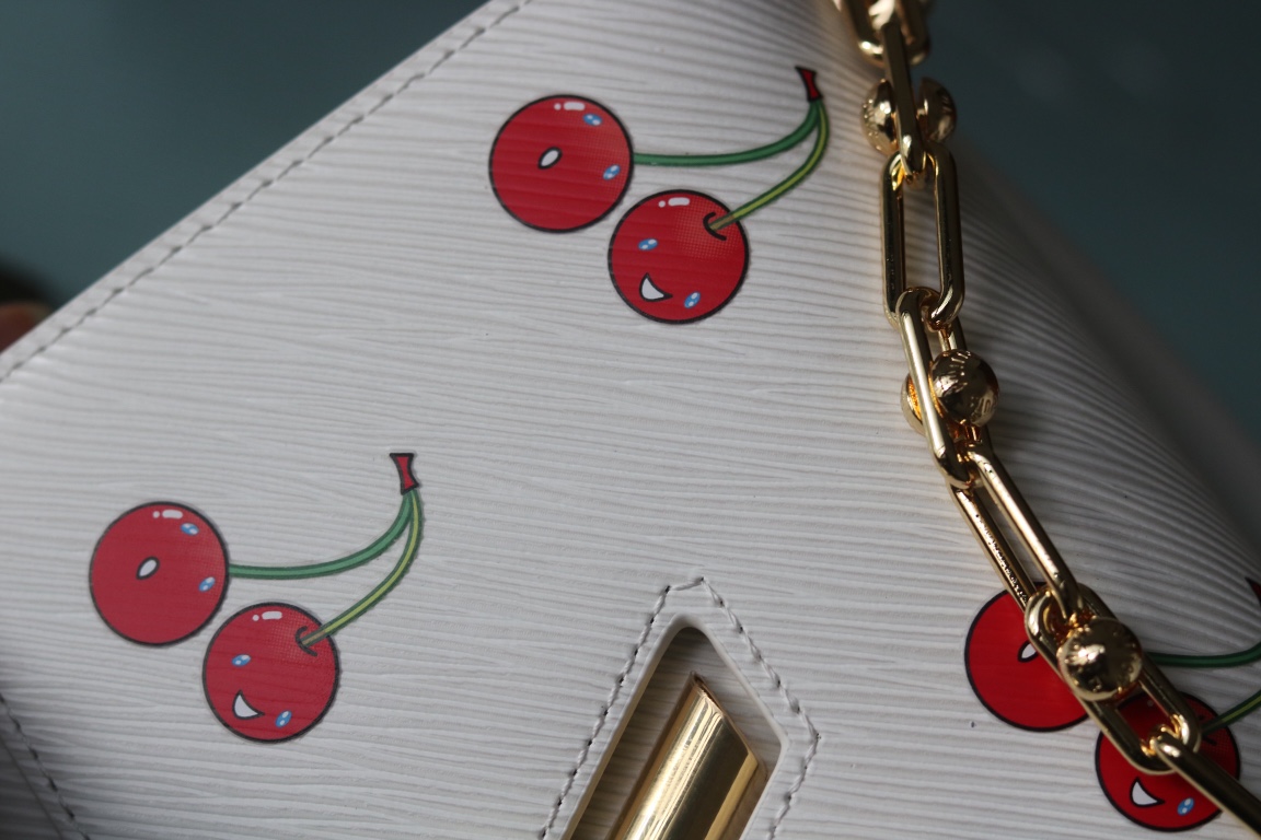 LV 精品仿製 櫻桃印花鏈條包 白色俏皮款|超A仿原單精品圖片 11 LV 精品仿製 櫻桃印花鏈條包 白色俏皮款|歐美奢侈品精品推薦