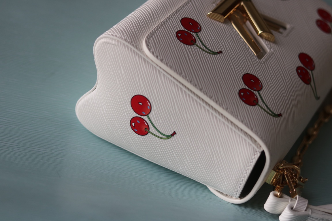 LV 精品仿製 櫻桃印花鏈條包 白色俏皮款|超A仿原單精品圖片 10 LV 精品仿製 櫻桃印花鏈條包 白色俏皮款|歐美奢侈品精品推薦