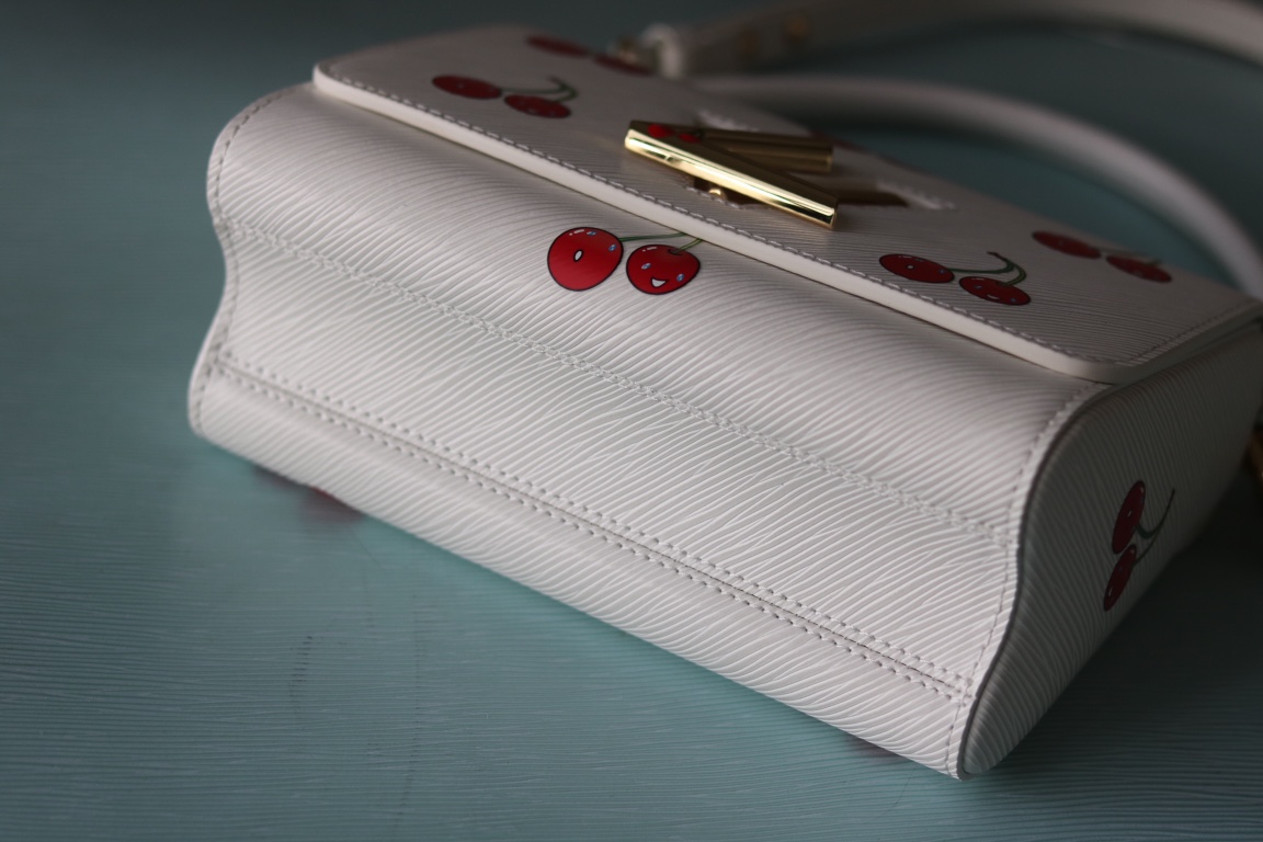 LV 精品仿製 櫻桃印花鏈條包 白色俏皮款|超A仿原單精品圖片 9 LV 精品仿製 櫻桃印花鏈條包 白色俏皮款|歐美奢侈品精品推薦