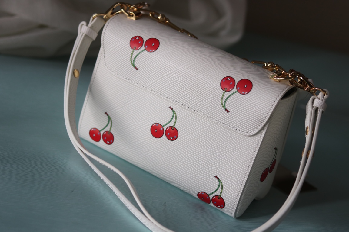 LV 精品仿製 櫻桃印花鏈條包 白色俏皮款|超A仿原單精品圖片 8 LV 精品仿製 櫻桃印花鏈條包 白色俏皮款|歐美奢侈品精品推薦