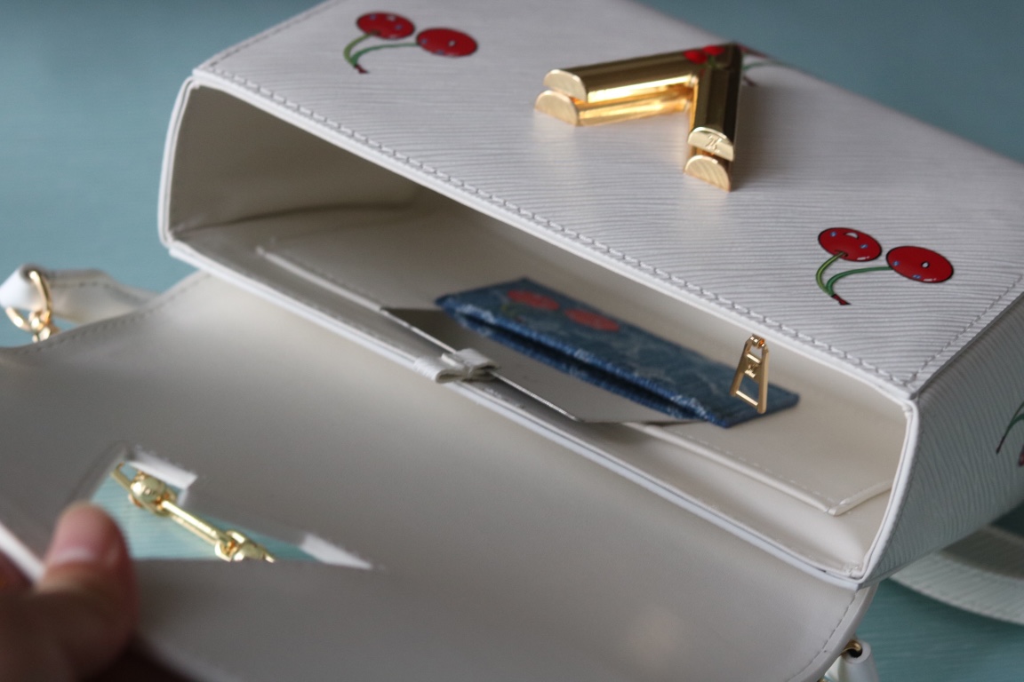 LV 精品仿製 櫻桃印花鏈條包 白色俏皮款|超A仿原單精品圖片 7 LV 精品仿製 櫻桃印花鏈條包 白色俏皮款|歐美奢侈品精品推薦