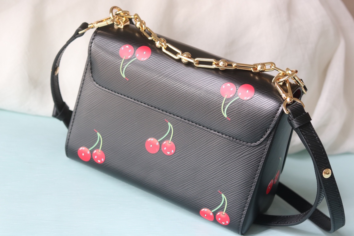 LV 高仿 櫻桃印花鏈條包 黑色俏皮款｜歐美奢侈品精品推薦