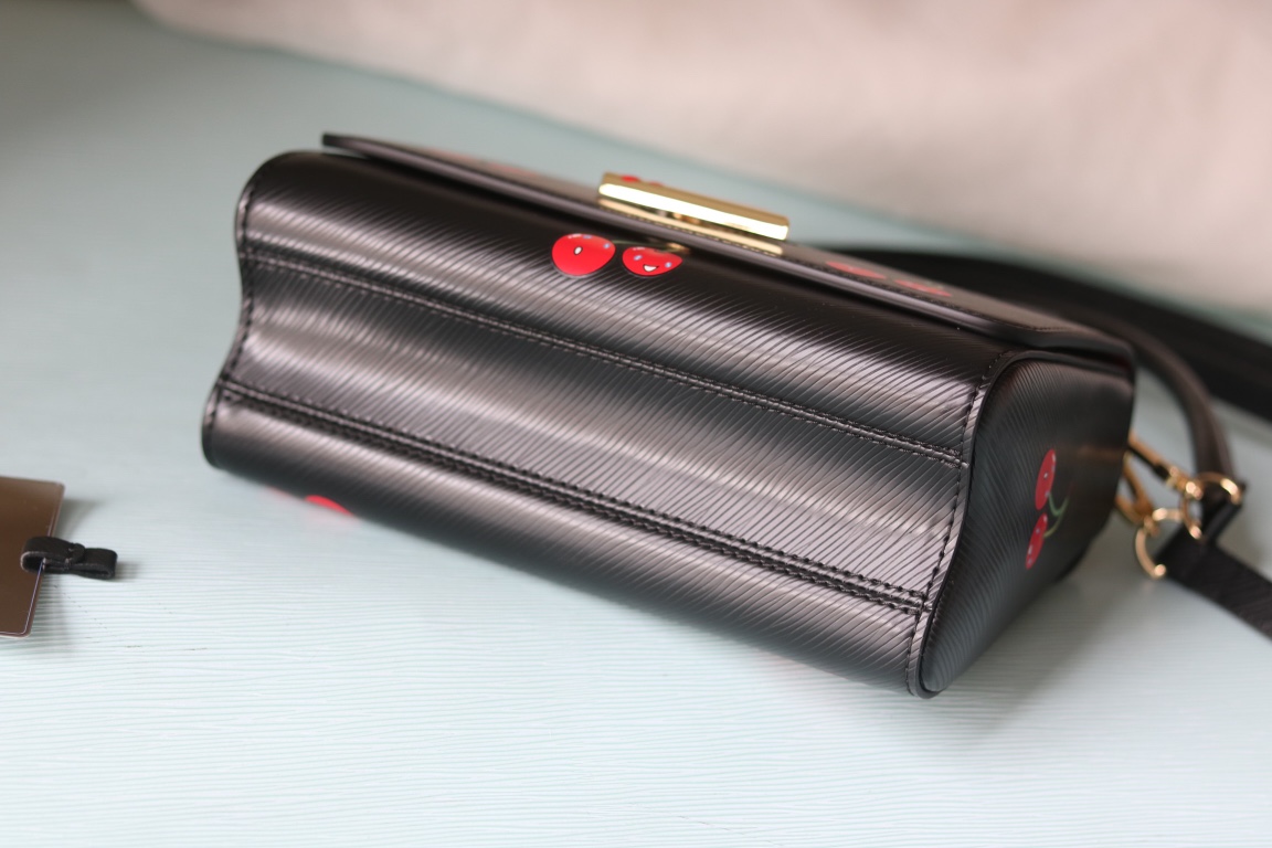 LV 高仿 櫻桃印花鏈條包 黑色俏皮款｜歐美奢侈品精品推薦