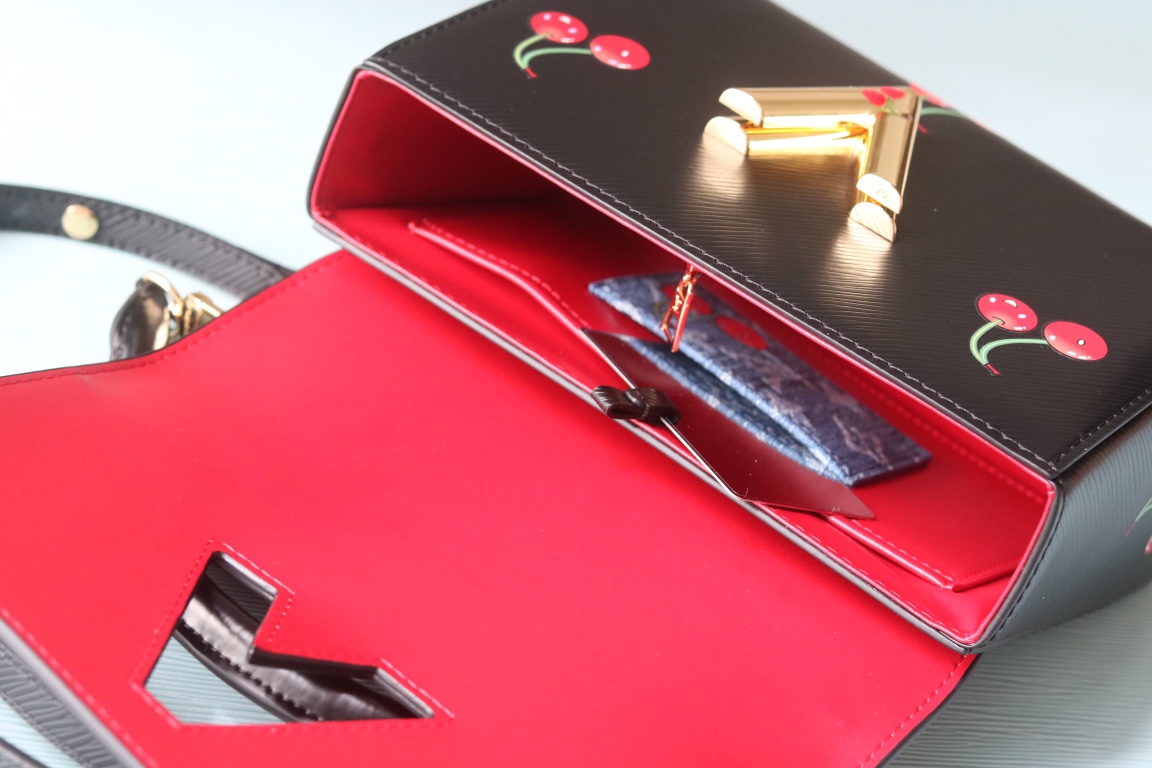 LV 高仿 櫻桃印花鏈條包 黑色俏皮款｜歐美奢侈品精品推薦