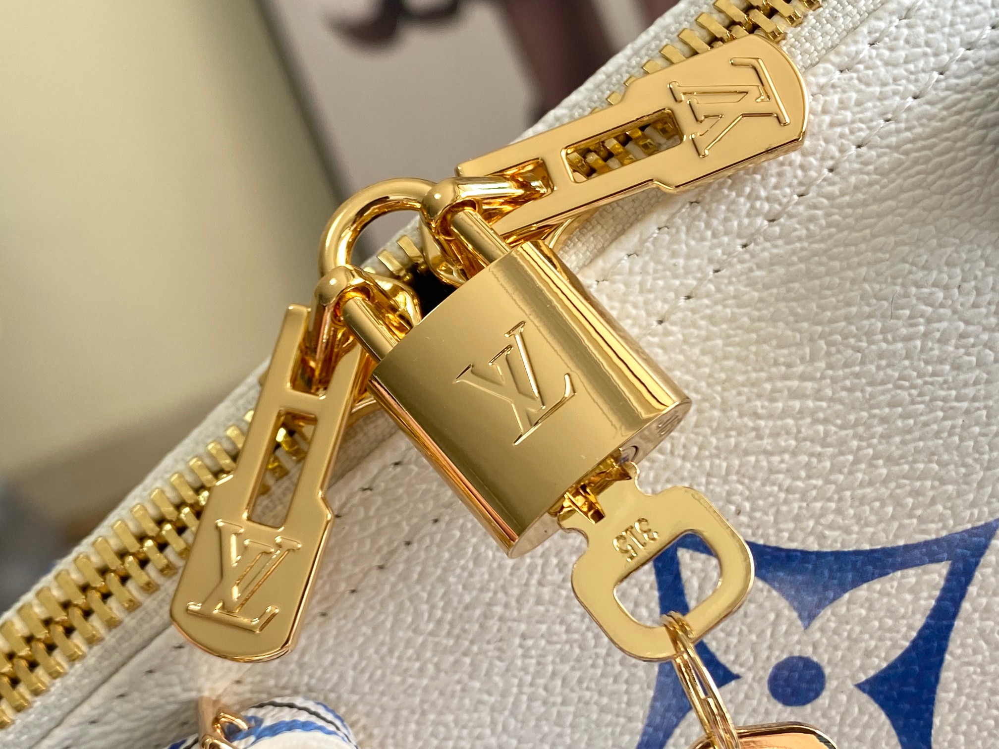 LV 一比一 白底藍紫Monogram Keepall 旅行袋 時尚大容量|超A仿原單精品圖片 10 LV 一比一 白底藍紫Monogram Keepall 旅行袋 時尚大容量|歐美奢侈品精品推薦