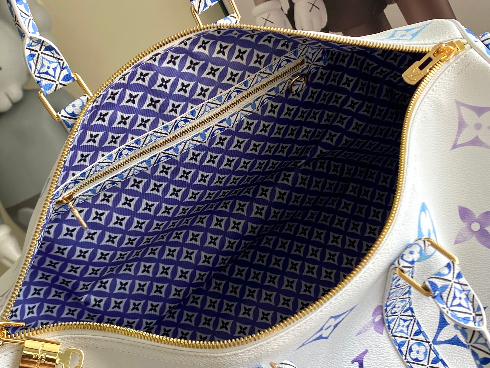 LV 一比一 白底藍紫Monogram Keepall 旅行袋 時尚大容量|超A仿原單精品圖片 8 LV 一比一 白底藍紫Monogram Keepall 旅行袋 時尚大容量|歐美奢侈品精品推薦