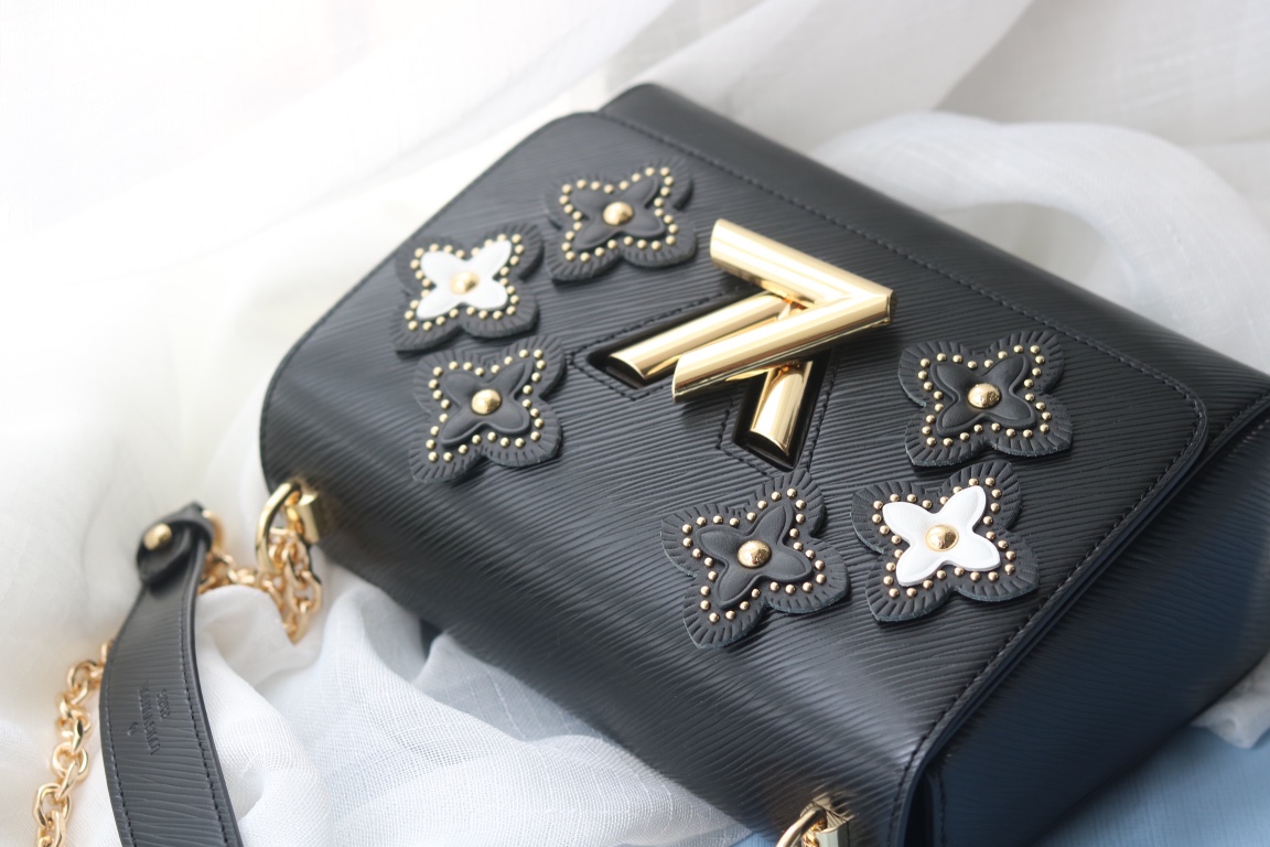 LV 一比一黑色花卉鉚釘鏈條包 精緻小香風單肩斜挎｜歐美奢侈品精品推薦