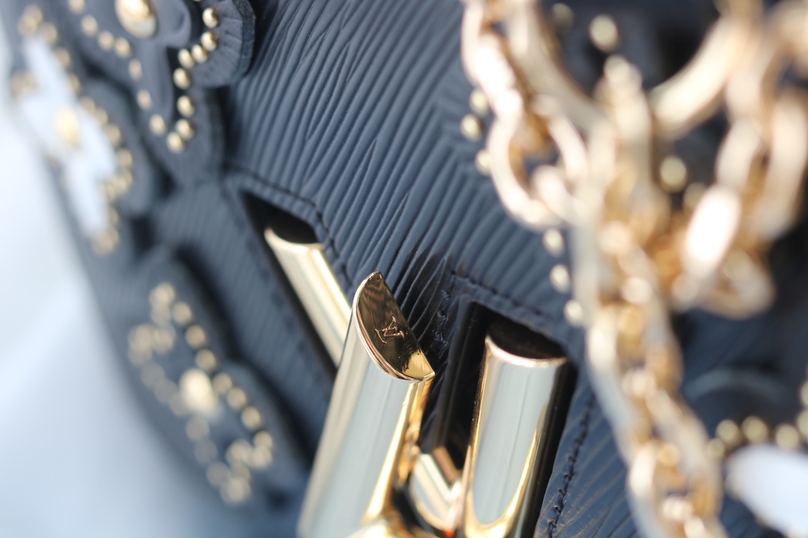 LV 一比一黑色花卉鉚釘鏈條包 精緻小香風單肩斜挎｜歐美奢侈品精品推薦