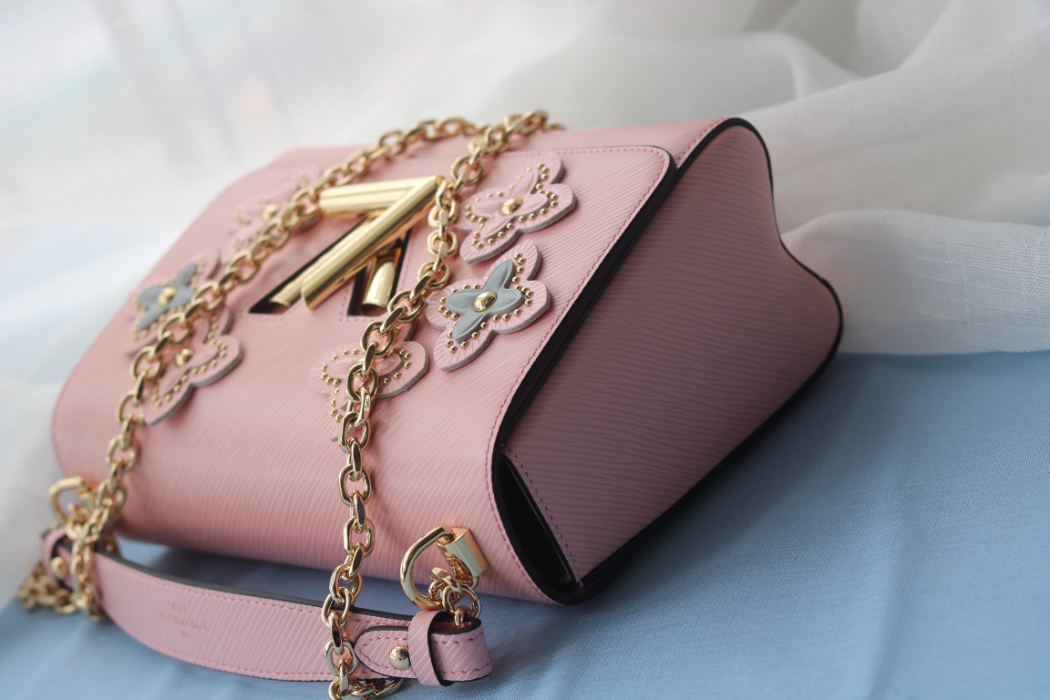 LV 高仿粉色花卉鉚釘鏈條包 優雅甜美單肩斜挎｜歐美奢侈品精品推薦