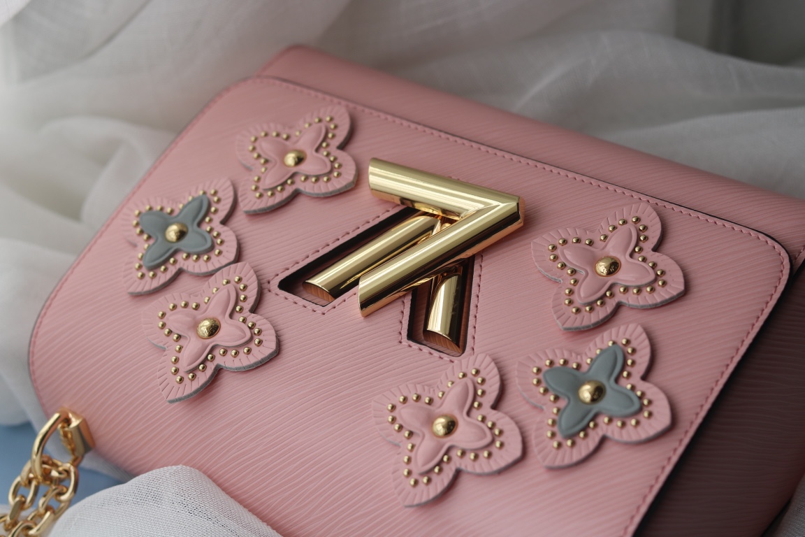 LV 高仿粉色花卉鉚釘鏈條包 優雅甜美單肩斜挎｜歐美奢侈品精品推薦