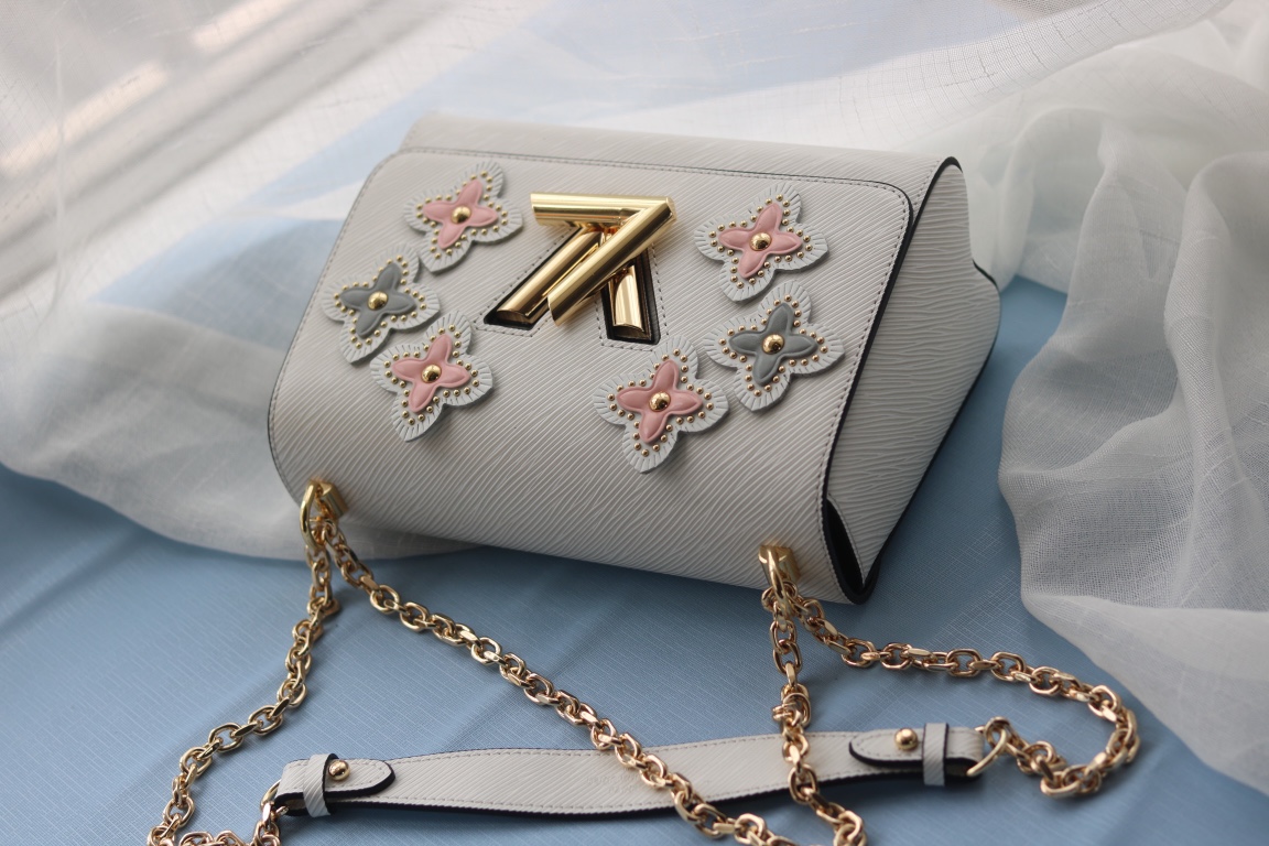 LV 高仿白色花卉鉚釘鏈條包 奢華甜美單肩斜挎|超A仿原單精品圖片 12 LV 高仿白色花卉鉚釘鏈條包 奢華甜美單肩斜挎|歐美奢侈品精品推薦