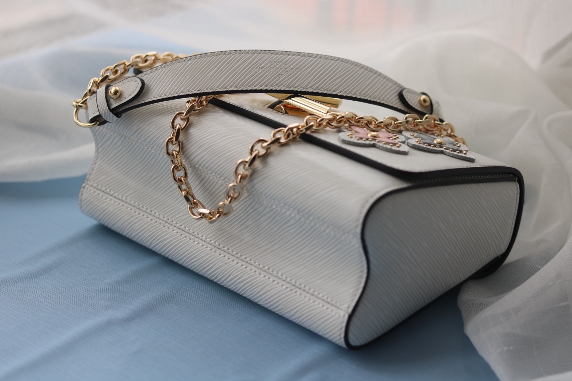 LV 高仿白色花卉鉚釘鏈條包 奢華甜美單肩斜挎|超A仿原單精品圖片 11 LV 高仿白色花卉鉚釘鏈條包 奢華甜美單肩斜挎|歐美奢侈品精品推薦