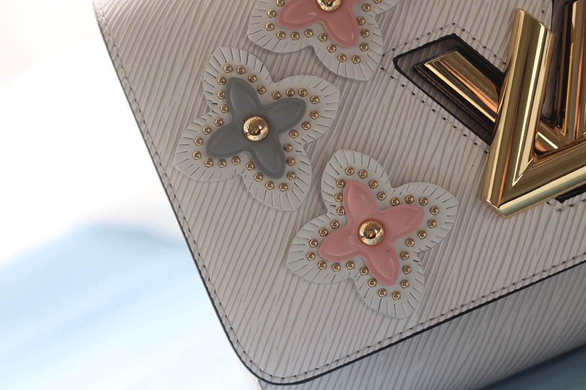 LV 高仿白色花卉鉚釘鏈條包 奢華甜美單肩斜挎|超A仿原單精品圖片 9 LV 高仿白色花卉鉚釘鏈條包 奢華甜美單肩斜挎|歐美奢侈品精品推薦