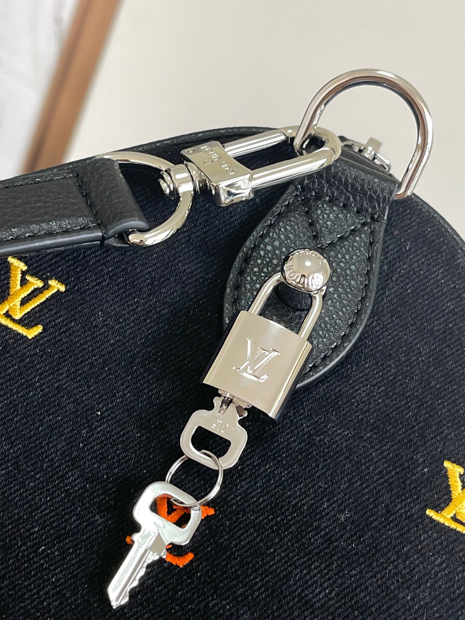 LV 高仿 黑色多彩 Monogram 手提包 百搭休閒款|超A仿原單精品圖片 11 LV 高仿 黑色多彩 Monogram 手提包 百搭休閒款|歐美奢侈品精品推薦