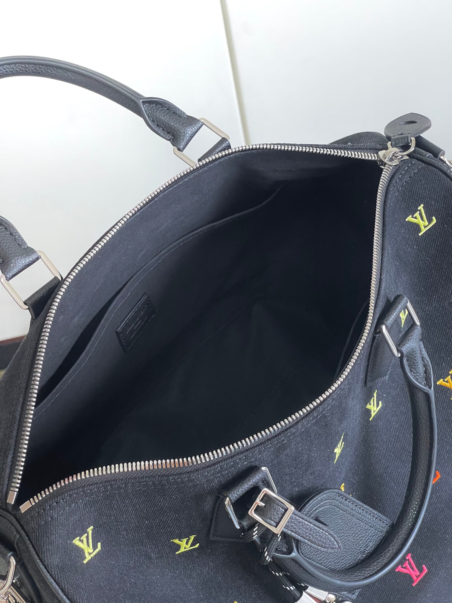 LV 高仿 黑色多彩 Monogram 手提包 百搭休閒款|超A仿原單精品圖片 7 LV 高仿 黑色多彩 Monogram 手提包 百搭休閒款|歐美奢侈品精品推薦