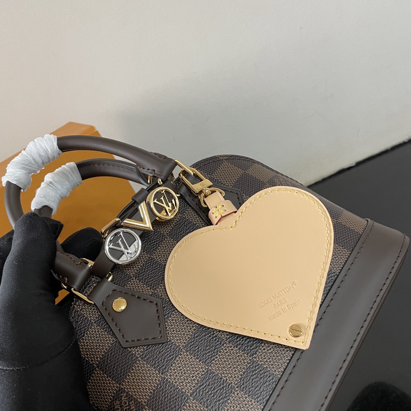 LV 高仿 Alma BB 格紋手提包 鏈條愛心掛飾|超A仿原單精品圖片 9 LV 高仿 Alma BB 格紋手提包 鏈條愛心掛飾|歐美奢侈品精品推薦