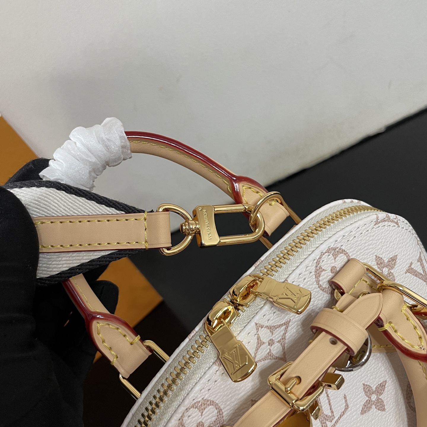 LV 一比一 Alma BB 白色老花手提包 織帶圓餅包款|超A仿原單精品圖片 11 LV 一比一 Alma BB 白色老花手提包 織帶圓餅包款|歐美奢侈品精品推薦