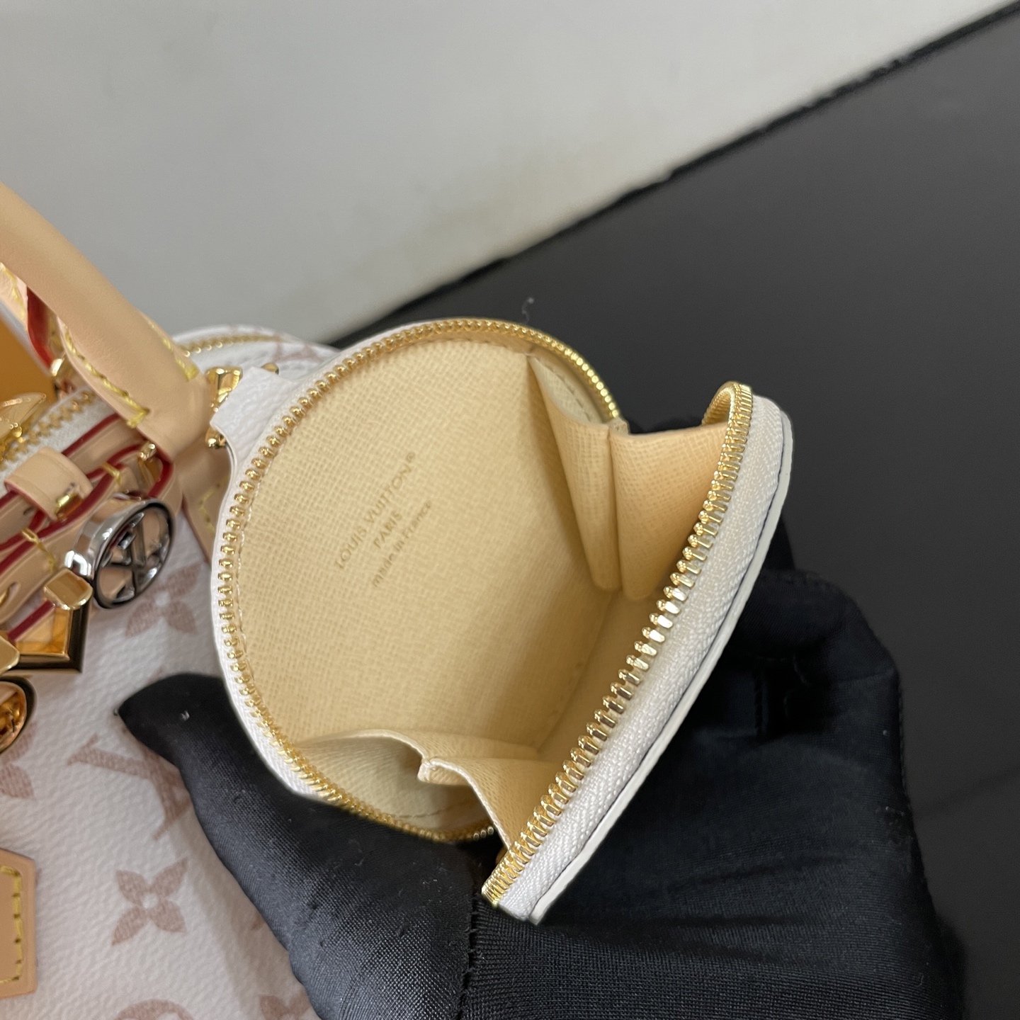 LV 一比一 Alma BB 白色老花手提包 織帶圓餅包款|超A仿原單精品圖片 9 LV 一比一 Alma BB 白色老花手提包 織帶圓餅包款|歐美奢侈品精品推薦