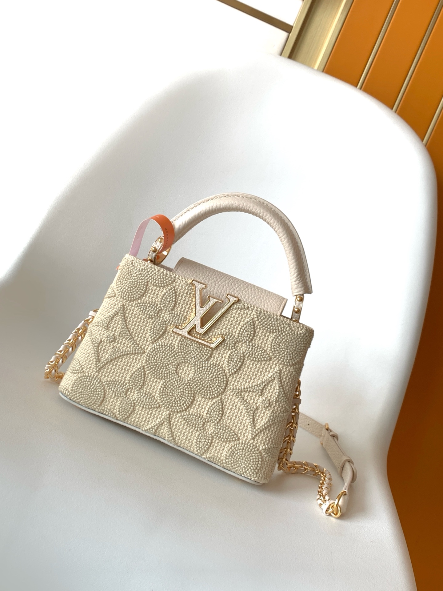 LV 高仿 Capucines BB 浅米白刺繡手提包 氣質鏈條款|超A仿原單精品圖片 6 LV 高仿 Capucines BB 浅米白刺繡手提包 氣質鏈條款|歐美奢侈品精品推薦