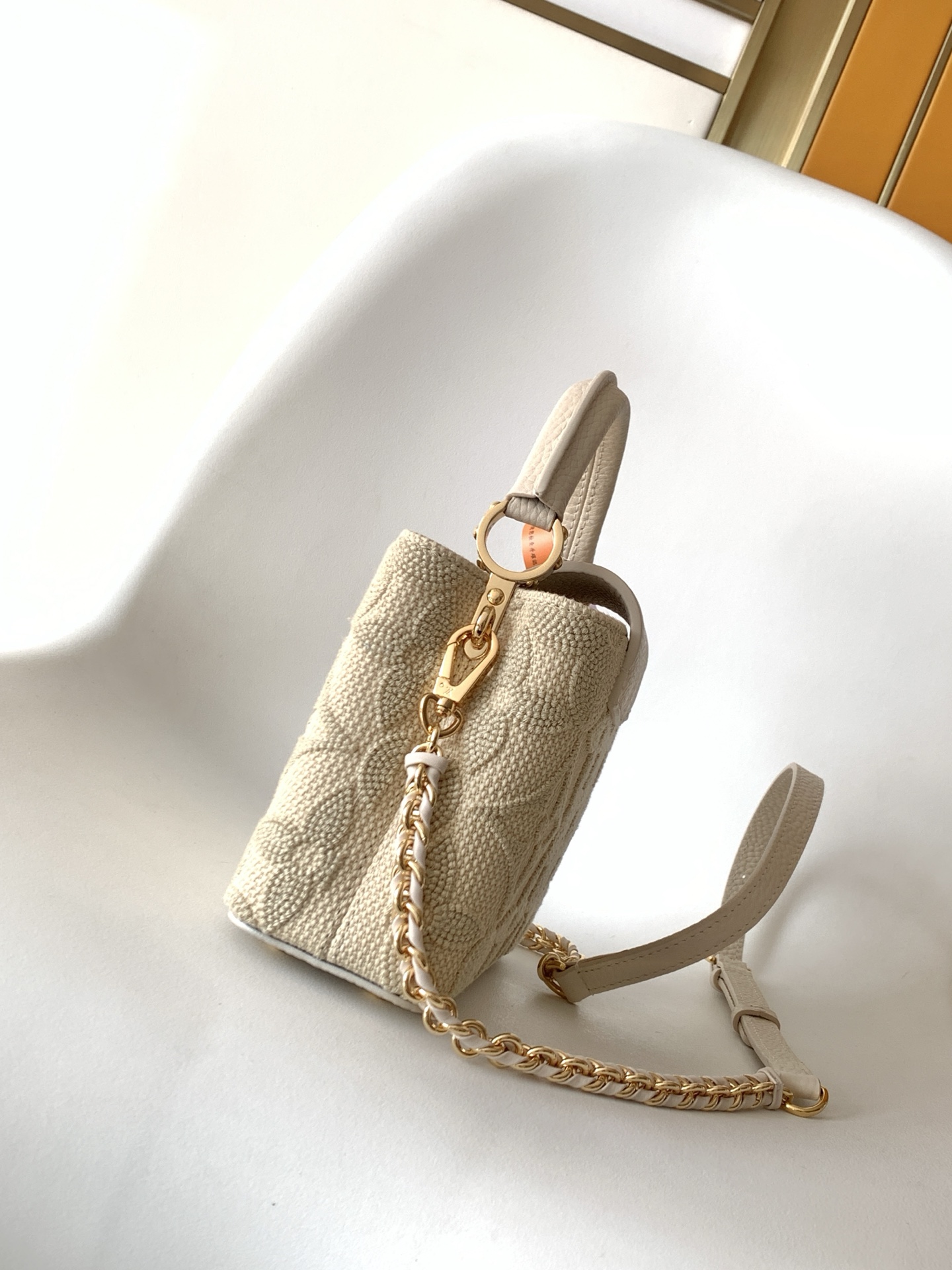 LV 高仿 Capucines BB 浅米白刺繡手提包 氣質鏈條款|超A仿原單精品圖片 14 LV 高仿 Capucines BB 浅米白刺繡手提包 氣質鏈條款|歐美奢侈品精品推薦